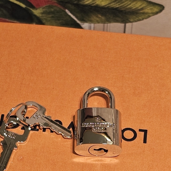 Louis Vuitton Rare Silver Lock & Keys & Box - Picture 3 of 8